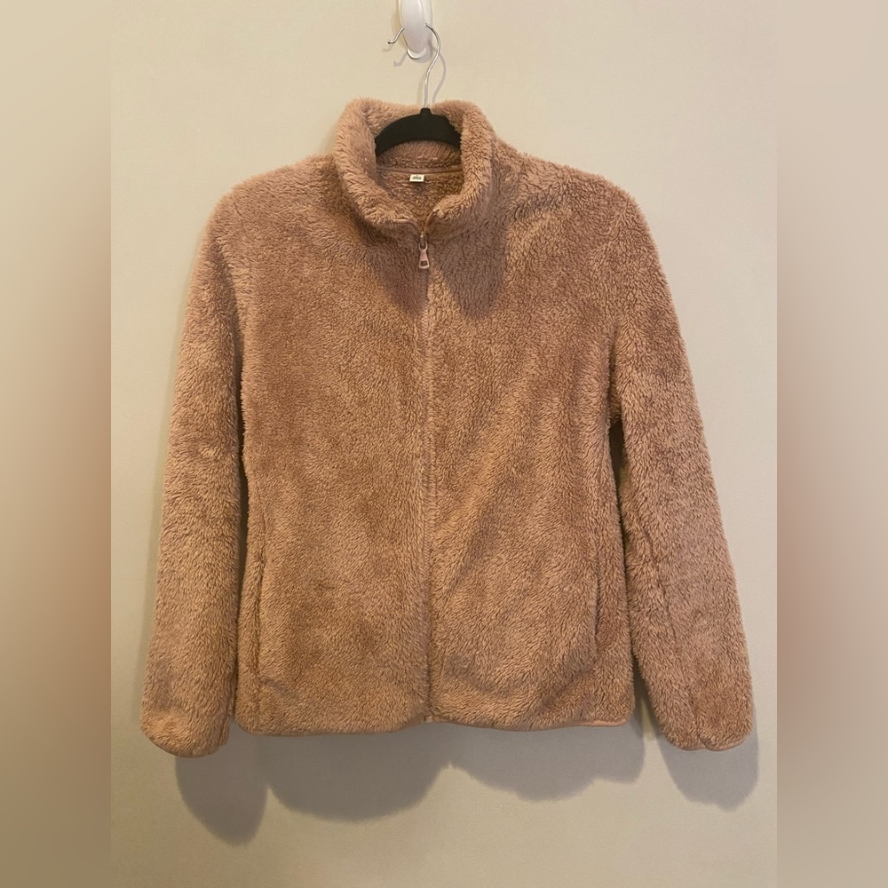 L. UNIQLO. Light pinky sherpa.